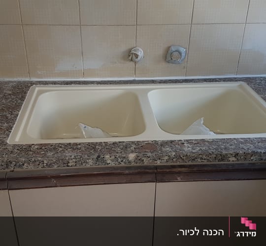התקנת כיור כפול במשטח שיש למטבח
